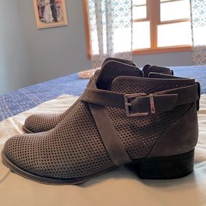 Vince Camuto Bootiess